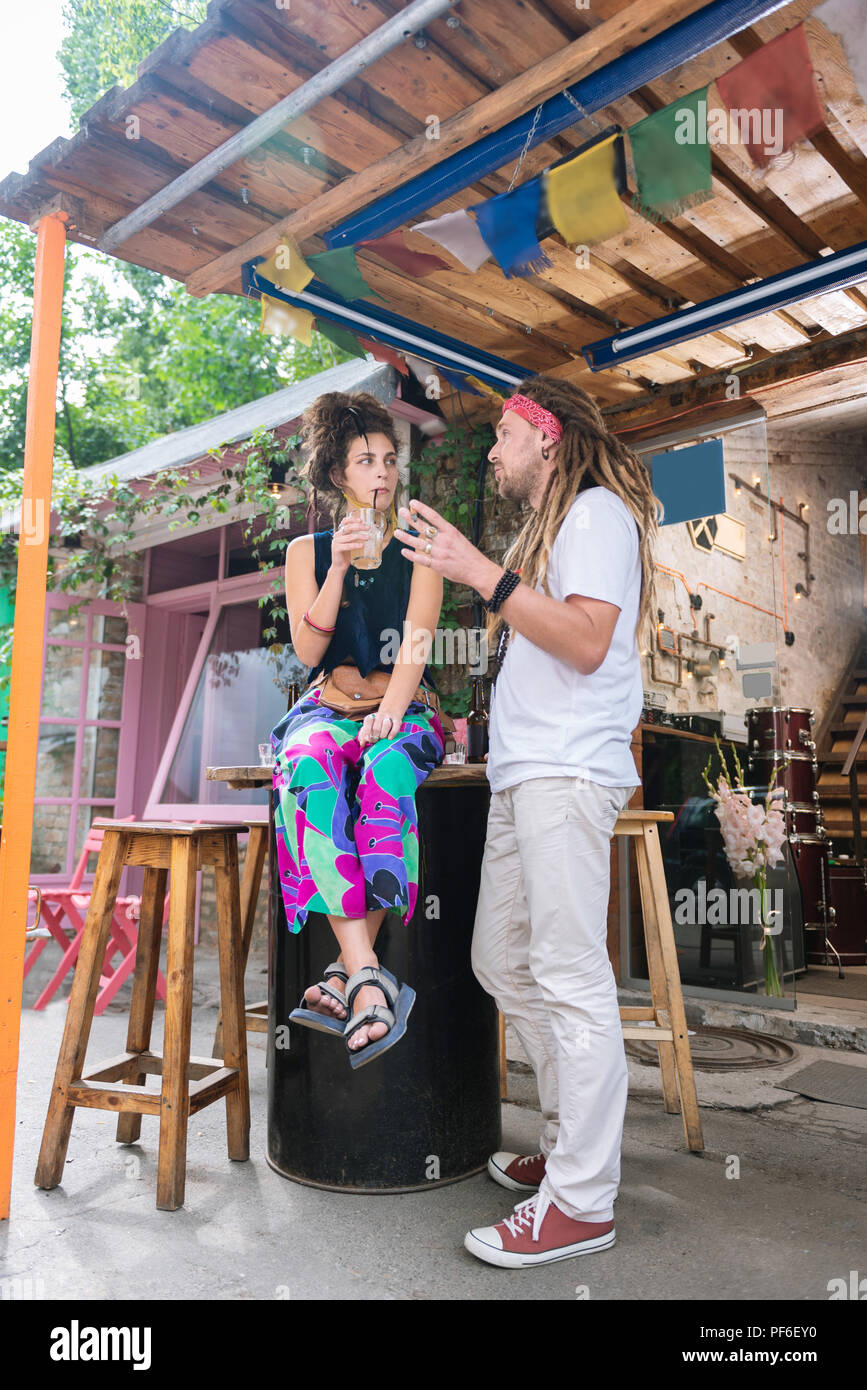 Zwei stilvolle Hippies ausgeruht, während in der Kneipe Kühlen Stockfoto