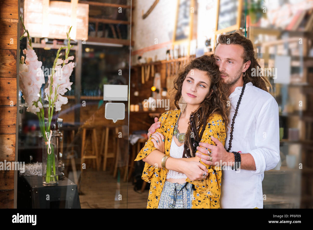Paar Unternehmer in der Nähe Ihrer eigenen Kaffee shop Stand Stockfoto