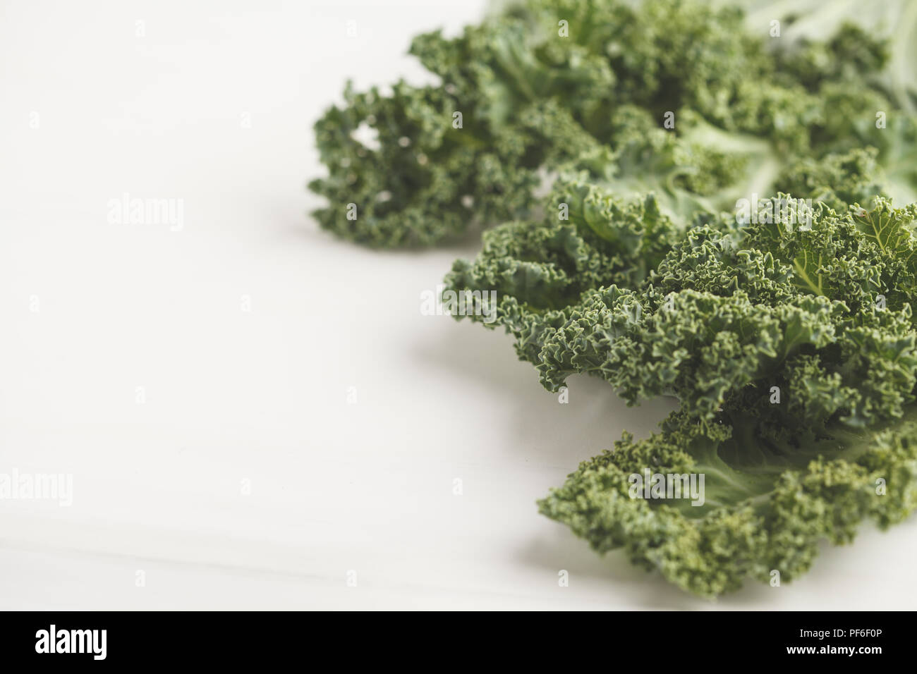 Frische grüne Blätter von Kale auf weißem Hintergrund. Saubere Konzept essen. Stockfoto