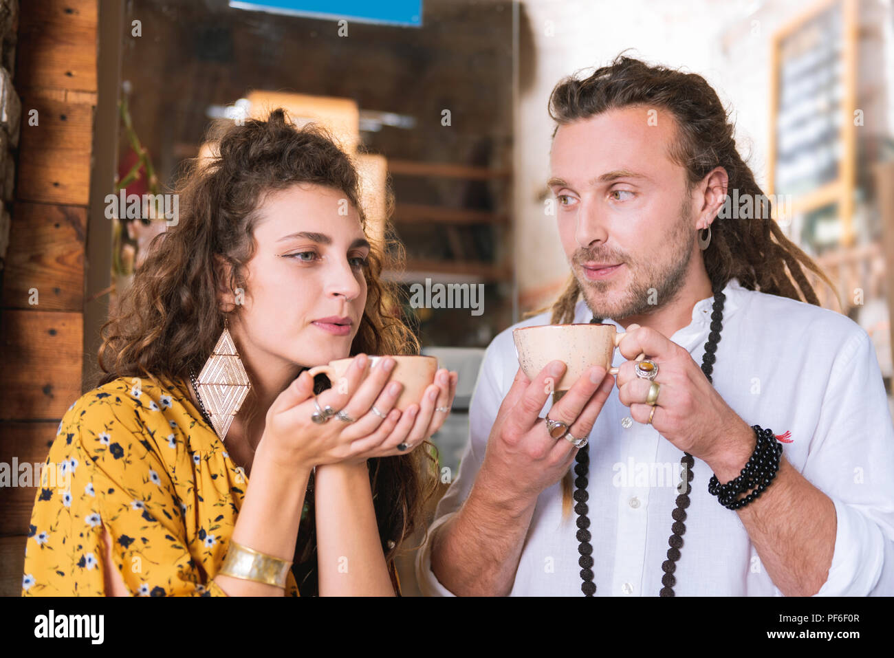 Paar stilvolle Hippies Tee trinken in ihrer eigenen kleinen Cafe Stockfoto