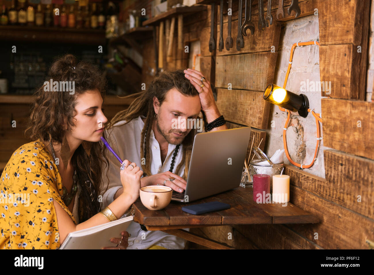 Zwei junge Unternehmer Gefühl überlastet, während Sie Accounting Stockfoto