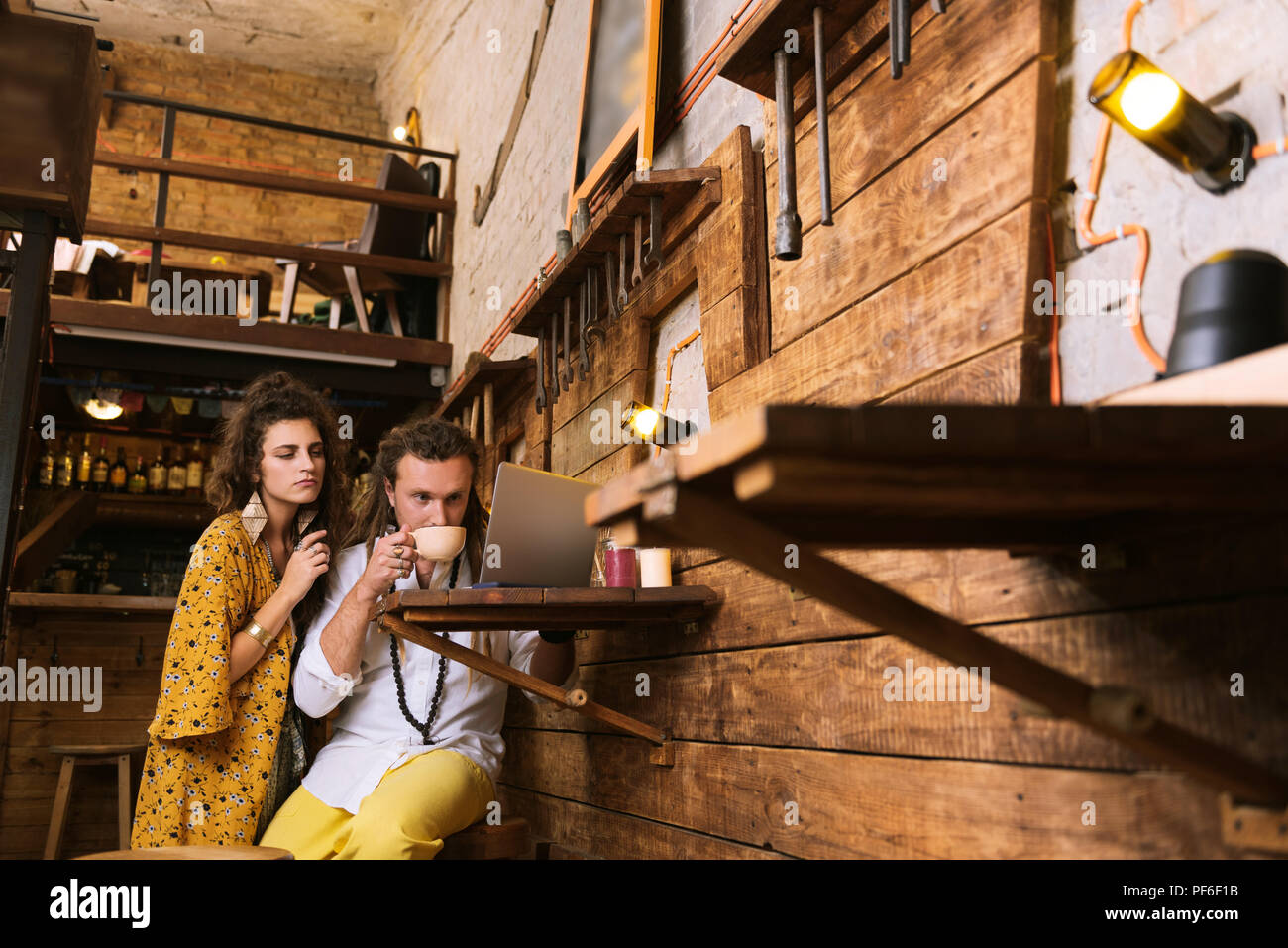 Zwei Besitzer der kleinen Pub, trinken Tee und Zusammenarbeit Stockfoto