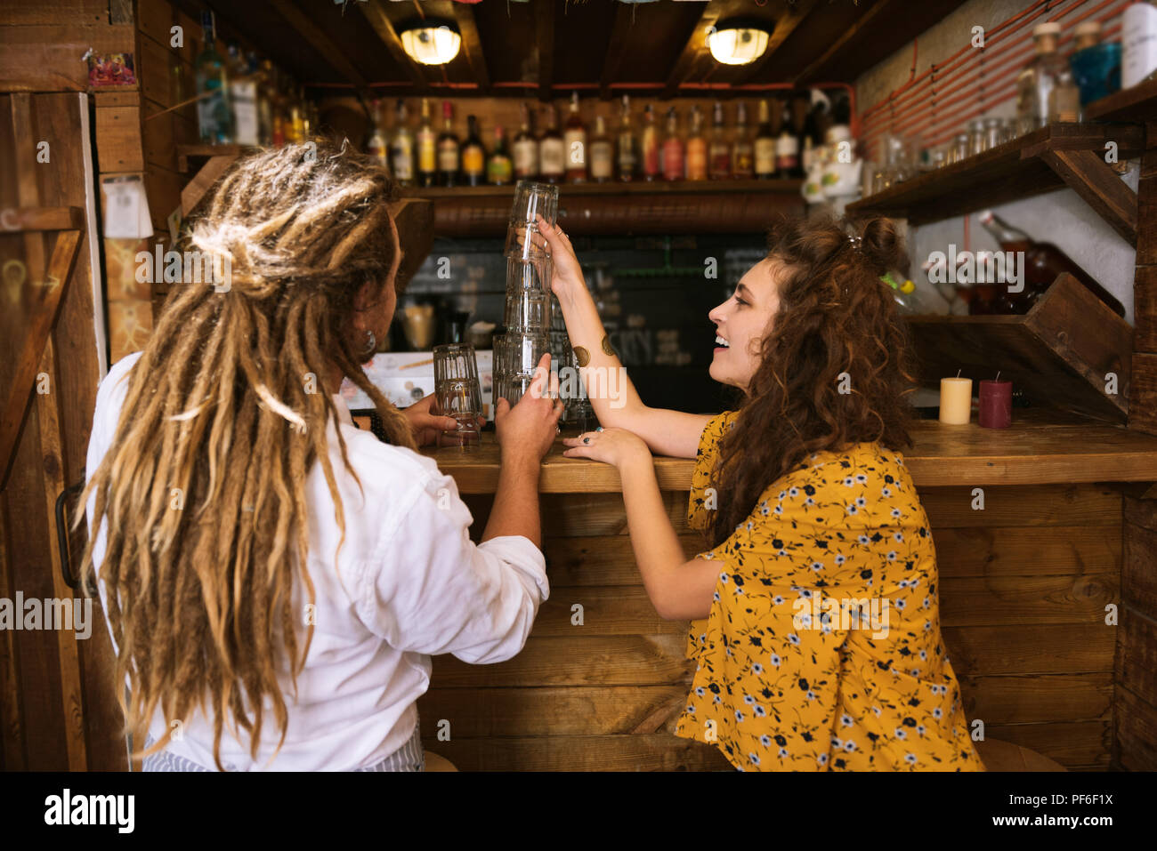Zwei Besitzer der Kneipe Spaß dabei mit Brille auf der Bar stehen Stockfoto