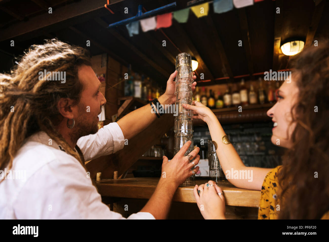 Zwei Blumenkinder sammeln Brille auf der Bar stehen Stockfoto