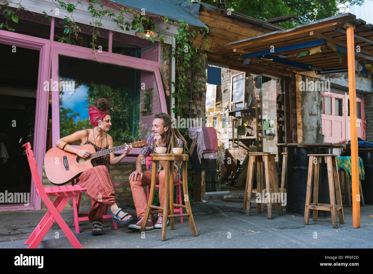 Paar strahlende Hippies Ausgabe Zeit auf der Sommerterrasse Stockfoto