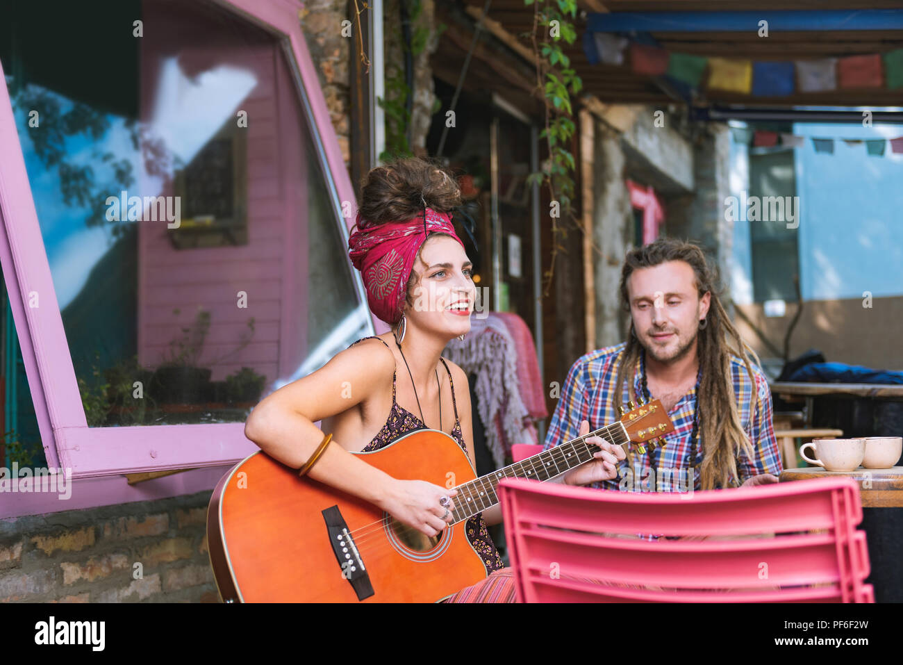 Blue-eyed weibliche Musiker singen Ihr Lieblingslied Stockfoto