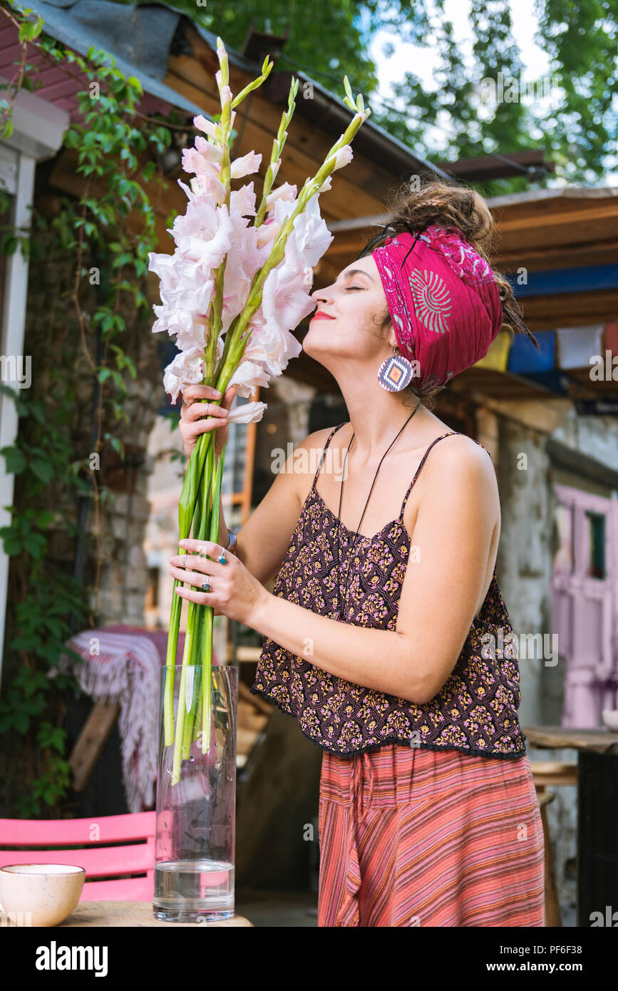 Kreative weibliche Hippie duftenden weißen Blüten Stockfoto