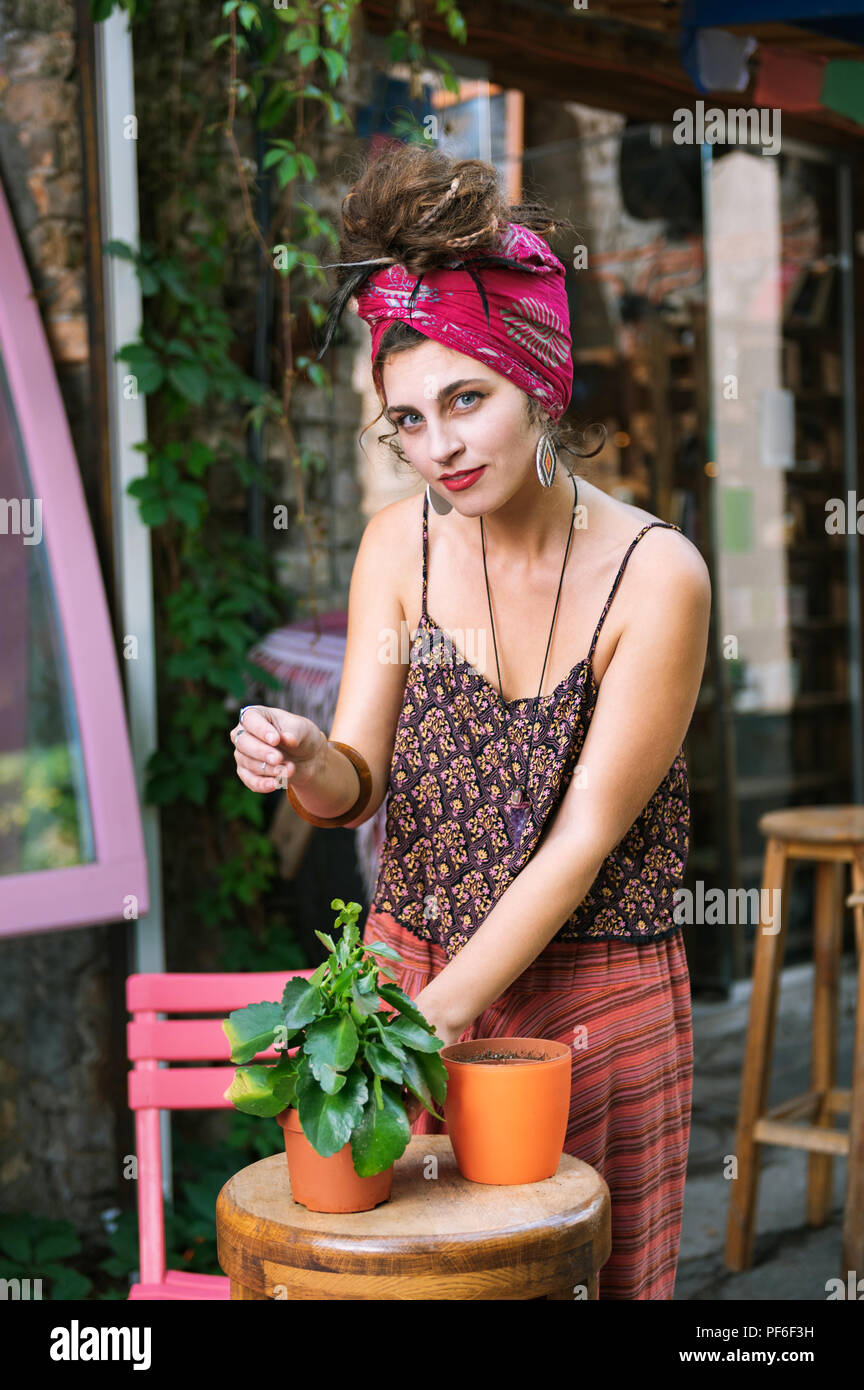 Stilvolle hippie Frau mit massiven Ohrringe liebende Pflanzen Stockfoto