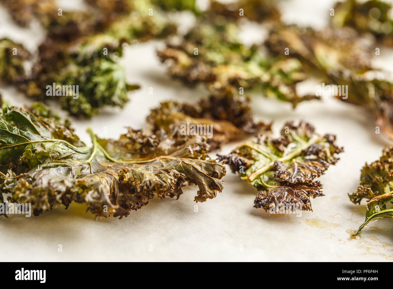 Kale Chips auf weißem Hintergrund. Saubere Konzept essen. Stockfoto
