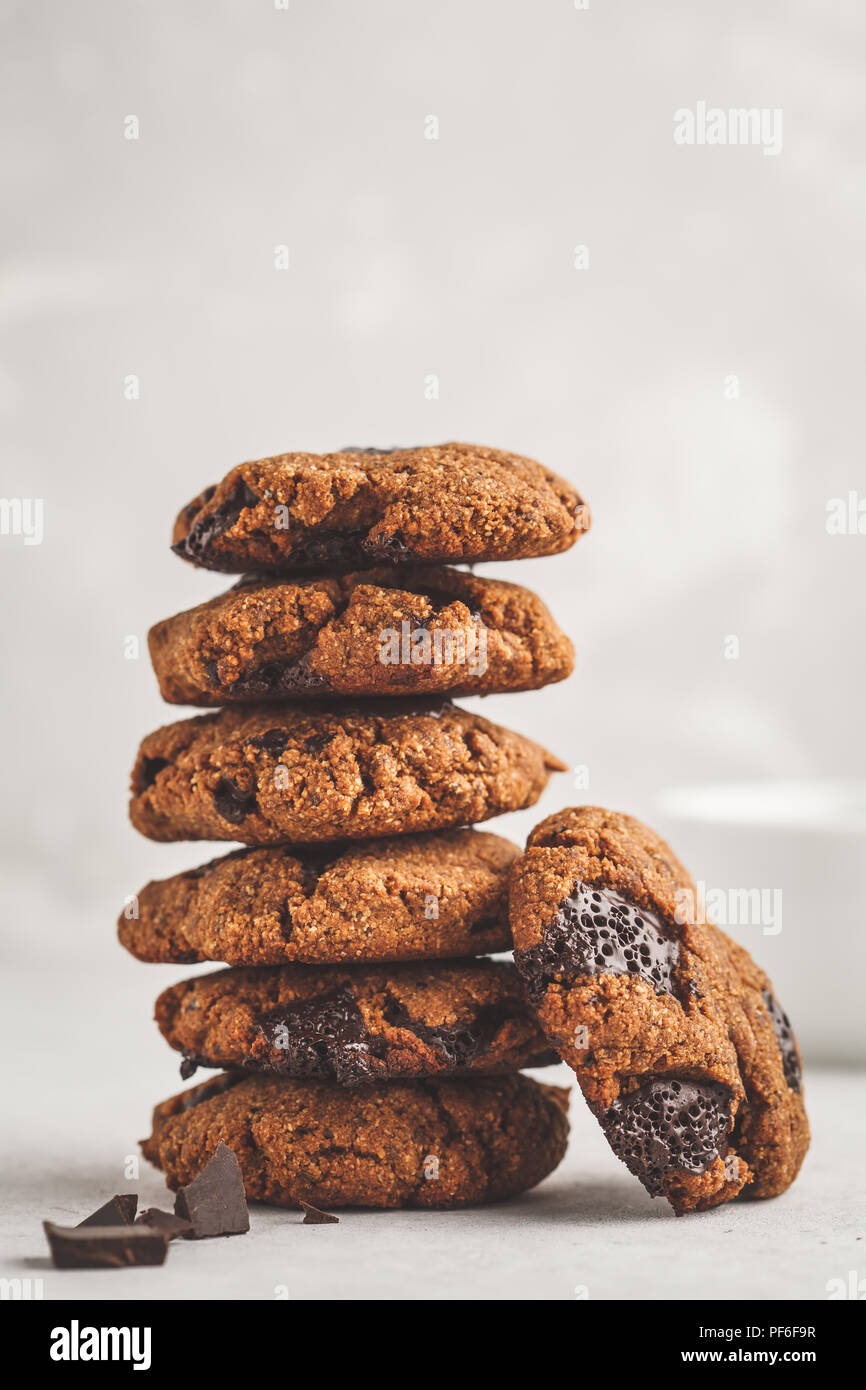 Stapel gesunde vegane Kekse mit Schokolade. Saubere Konzept essen. Stockfoto