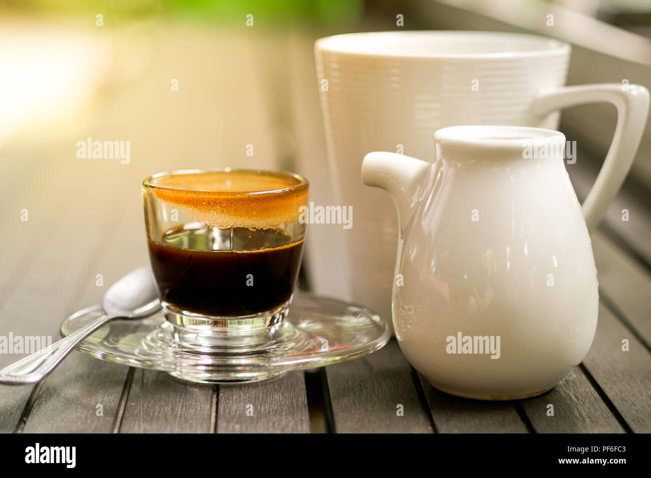 Guten Morgen Kaffee mit Milch Glas Stockfoto