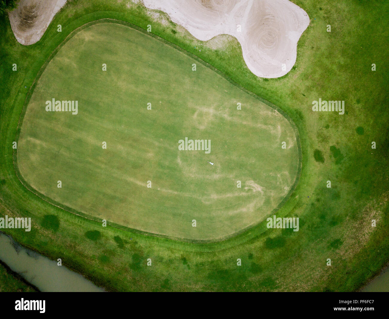 Luftaufnahme von golfloch mit Fahne im Golfkurs. Luftaufnahme von Flying drone Stockfoto