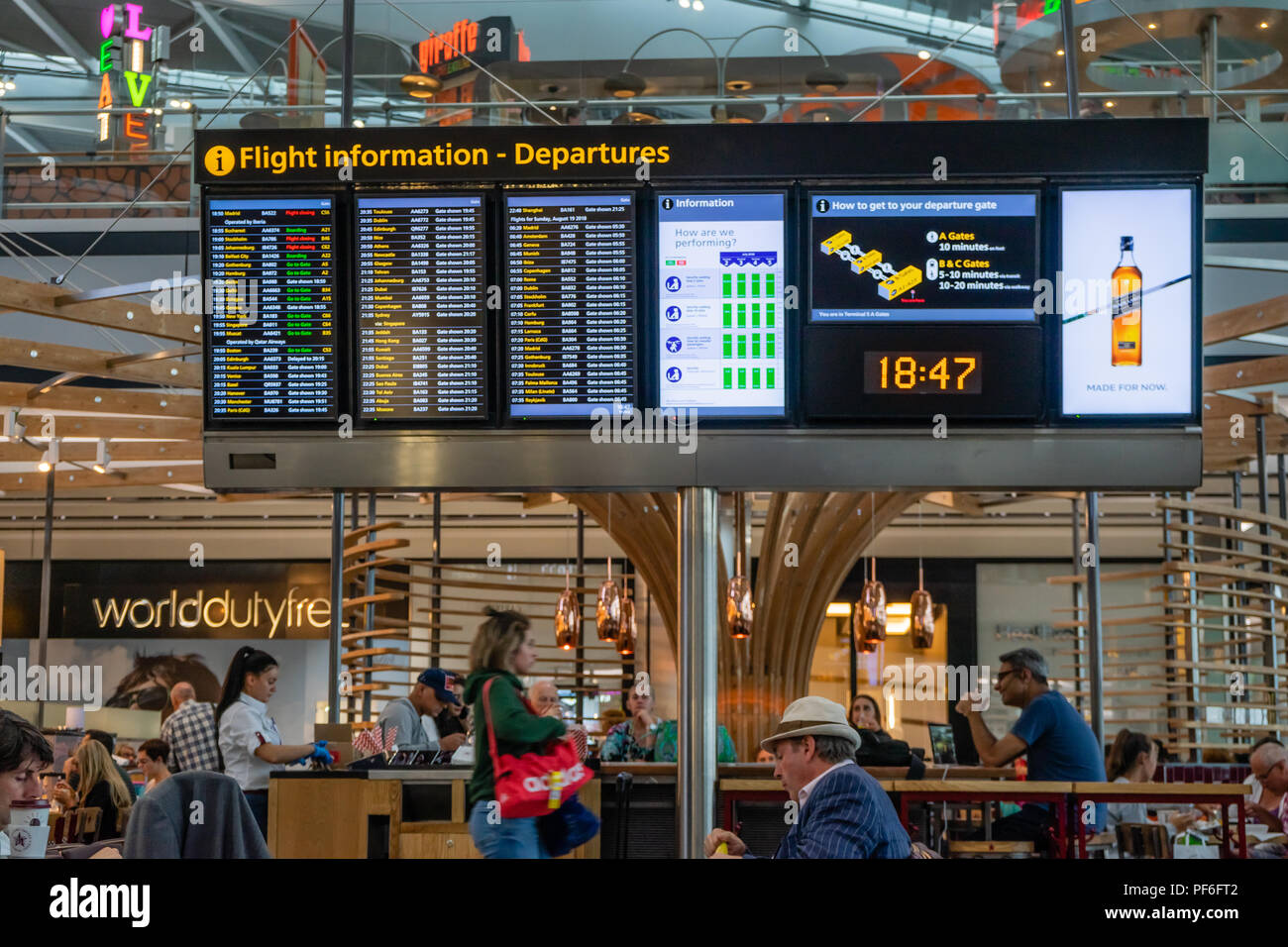 Flight Information Display in der Abflughalle am Flughafen London Heathrow Terminal 5, England, Großbritannien Stockfoto