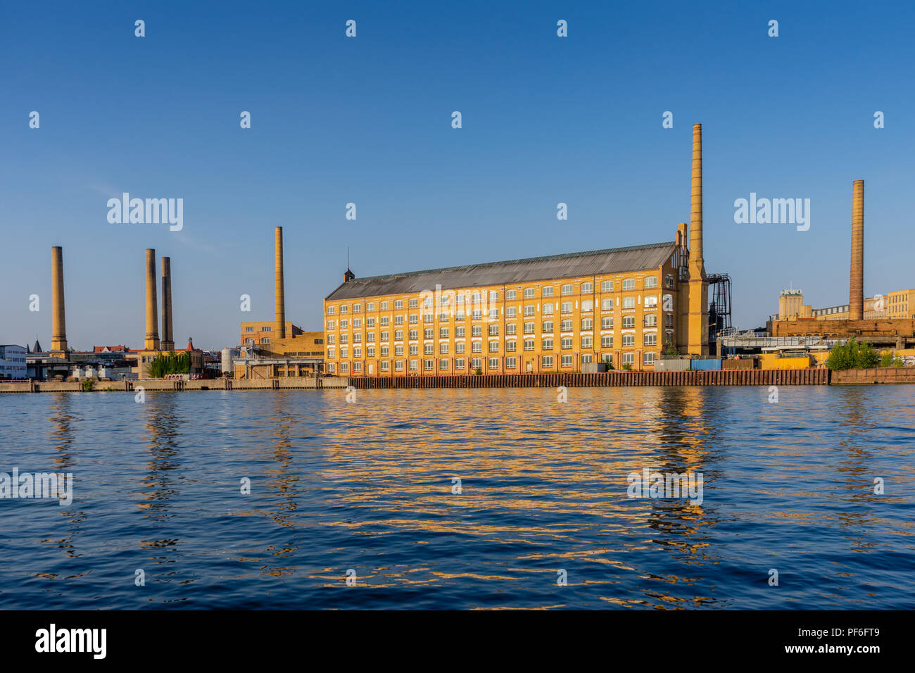 Das ehemalige KWO (Kabelwerk Oberspree) denkmalgeschützte Gebäude in der Nähe der Hochschule für Angewandte Wissenschaften (HTW) Berlin, Sommer 2018, Deutschland Stockfoto