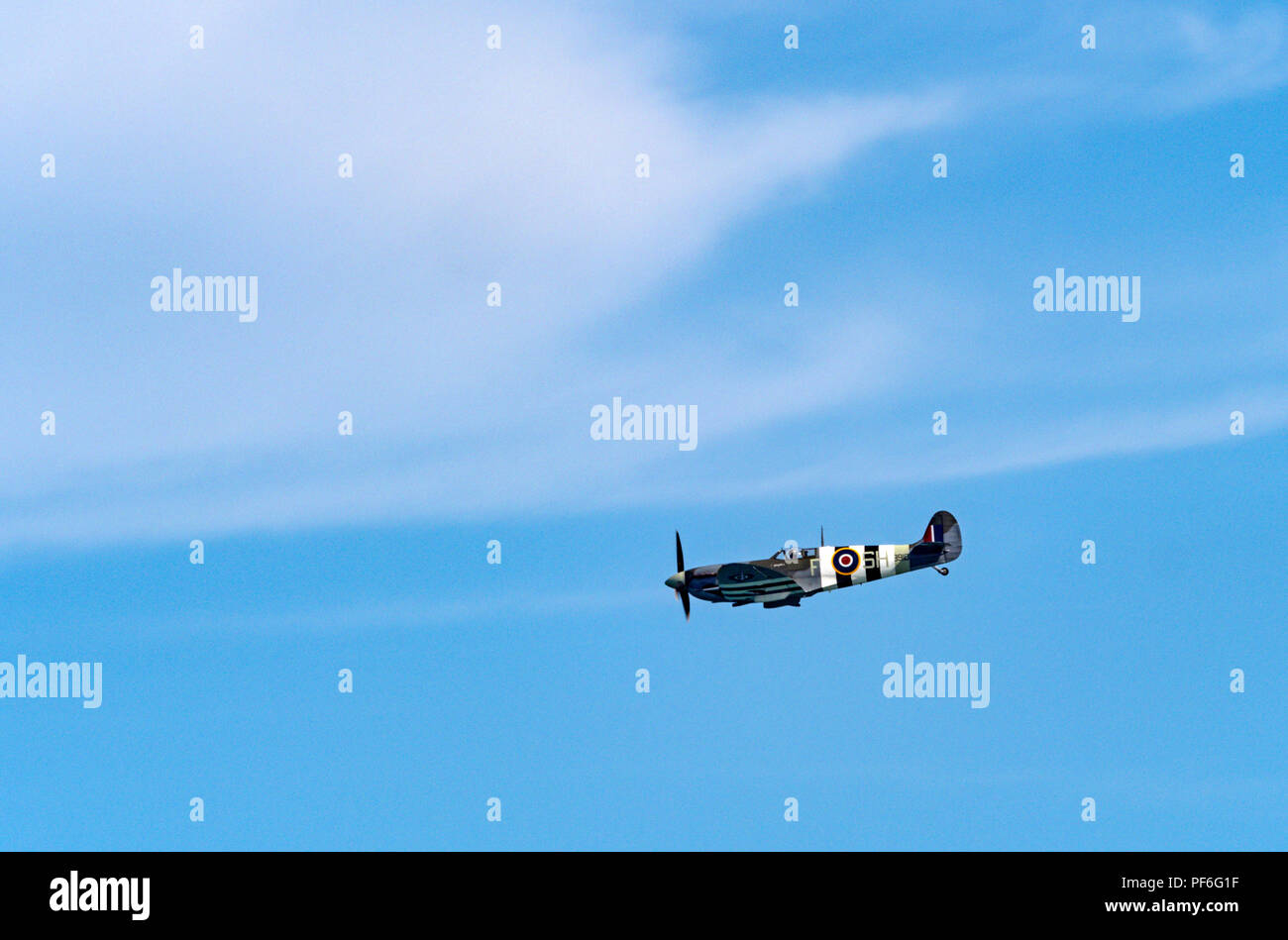 Spitfire der Schlacht um England Memorial Flight in D-Day Streifen an der Küste von Eastbourne Airshow 2018 Stockfoto