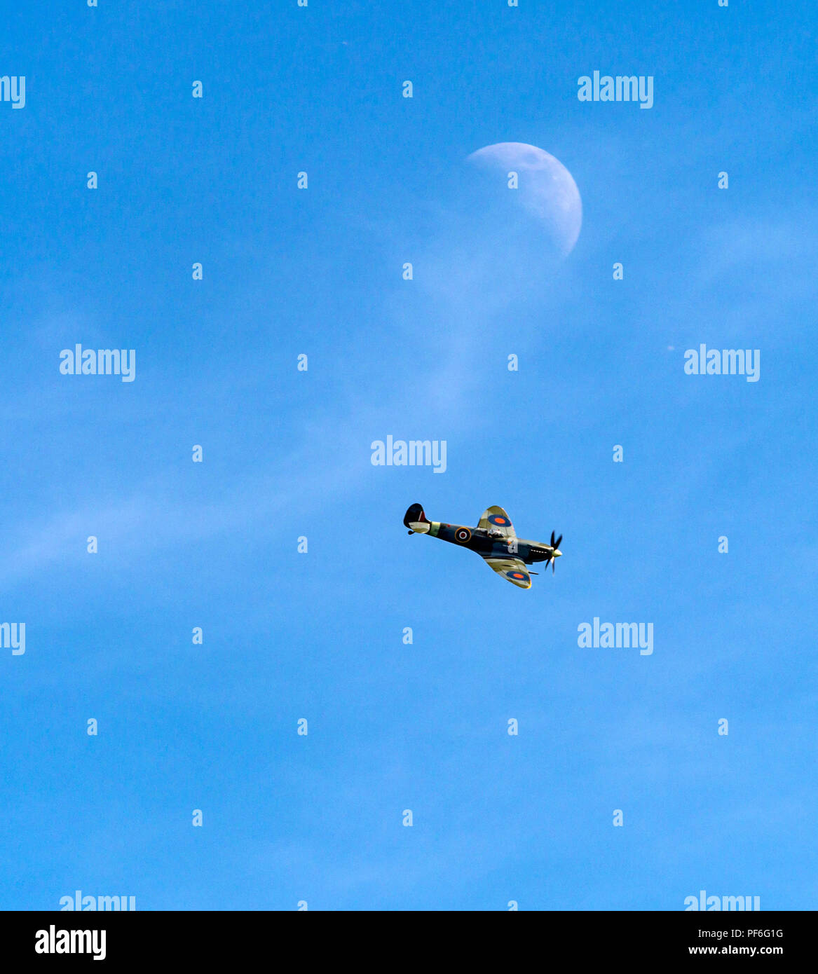 Spitfire Mark IX fliegen vor dem Mond auf Eastbouurne Airshow 2018 Stockfoto