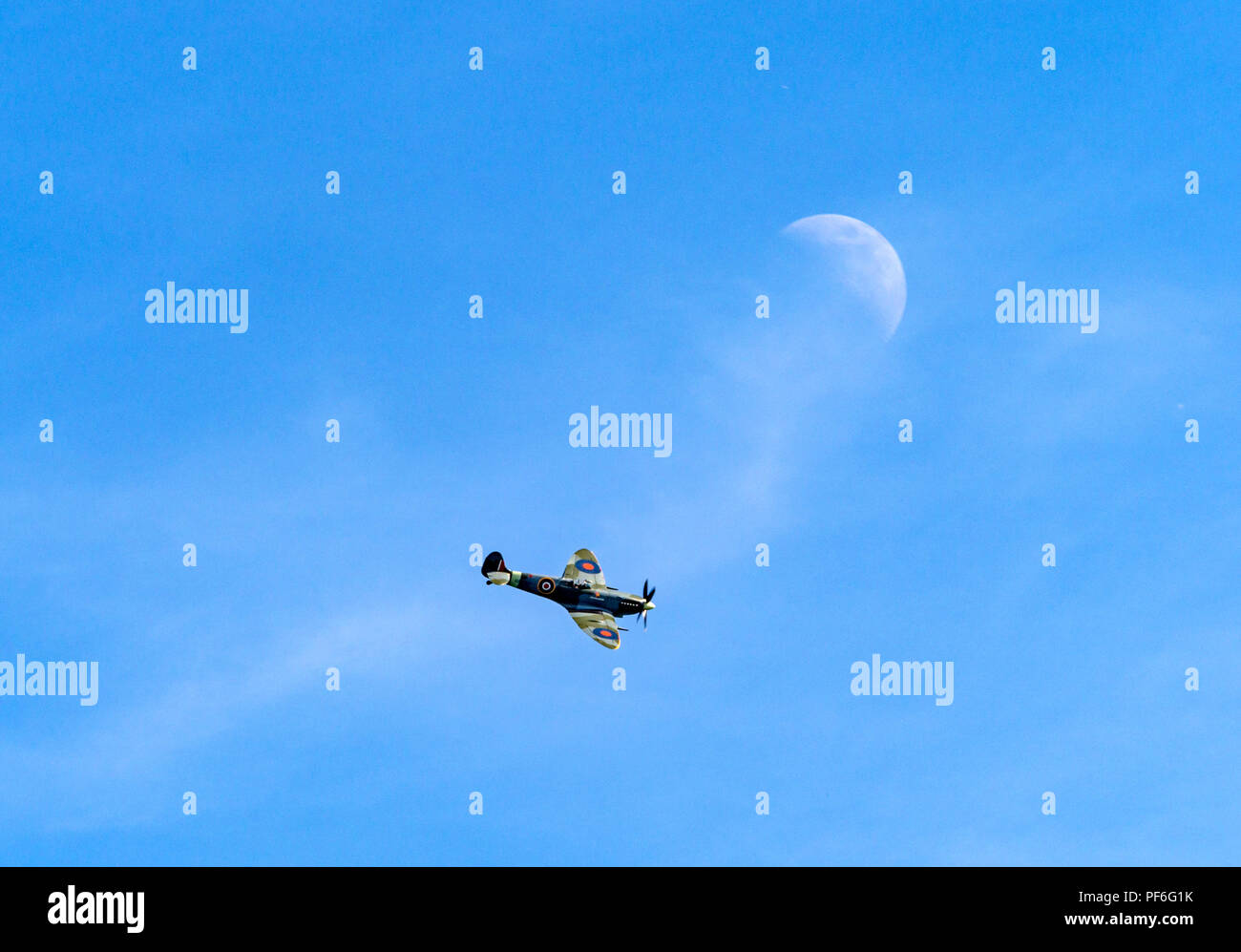 Spitfire Mark IX fliegen vor dem Mond in Eastbourne Airshow 2018 Stockfoto