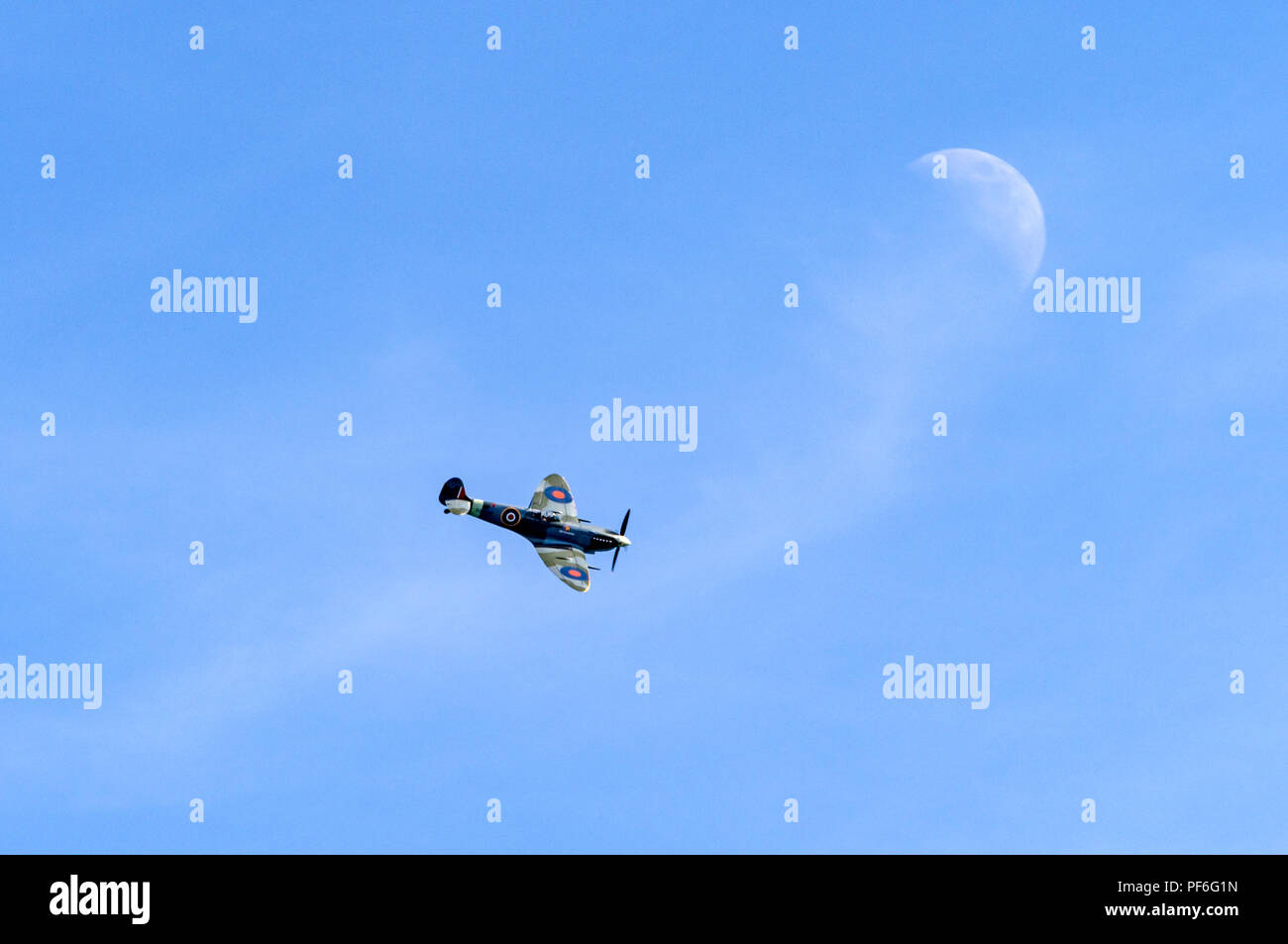 Spitfire Mark IX fliegen vor dem Mond in Eastbourne Airshow 2018 Stockfoto