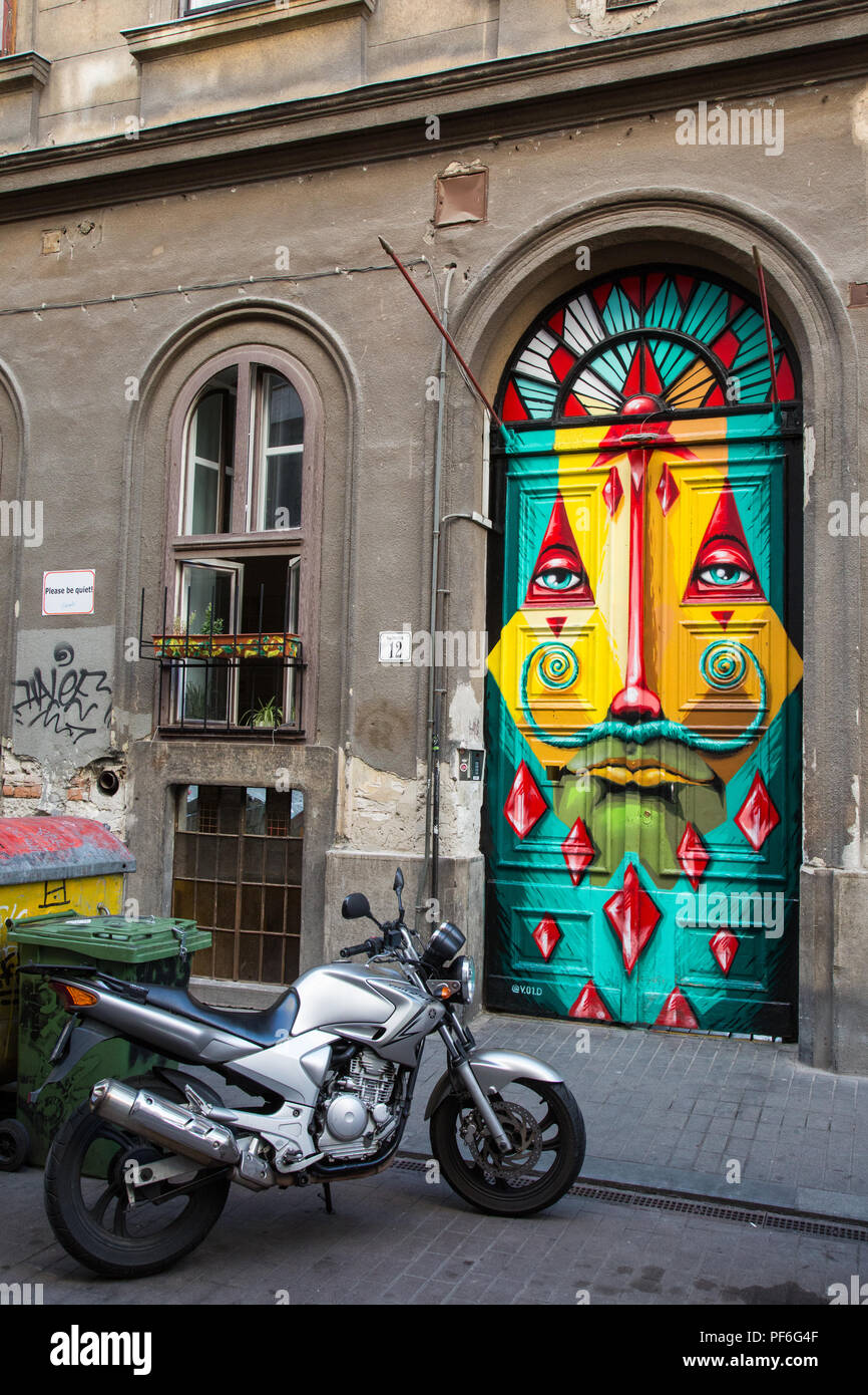 Budapest, Ungarn. 14. August 2018. Eine gemalte Tür in Kazinczy Straße im Jüdischen Viertel. Stockfoto