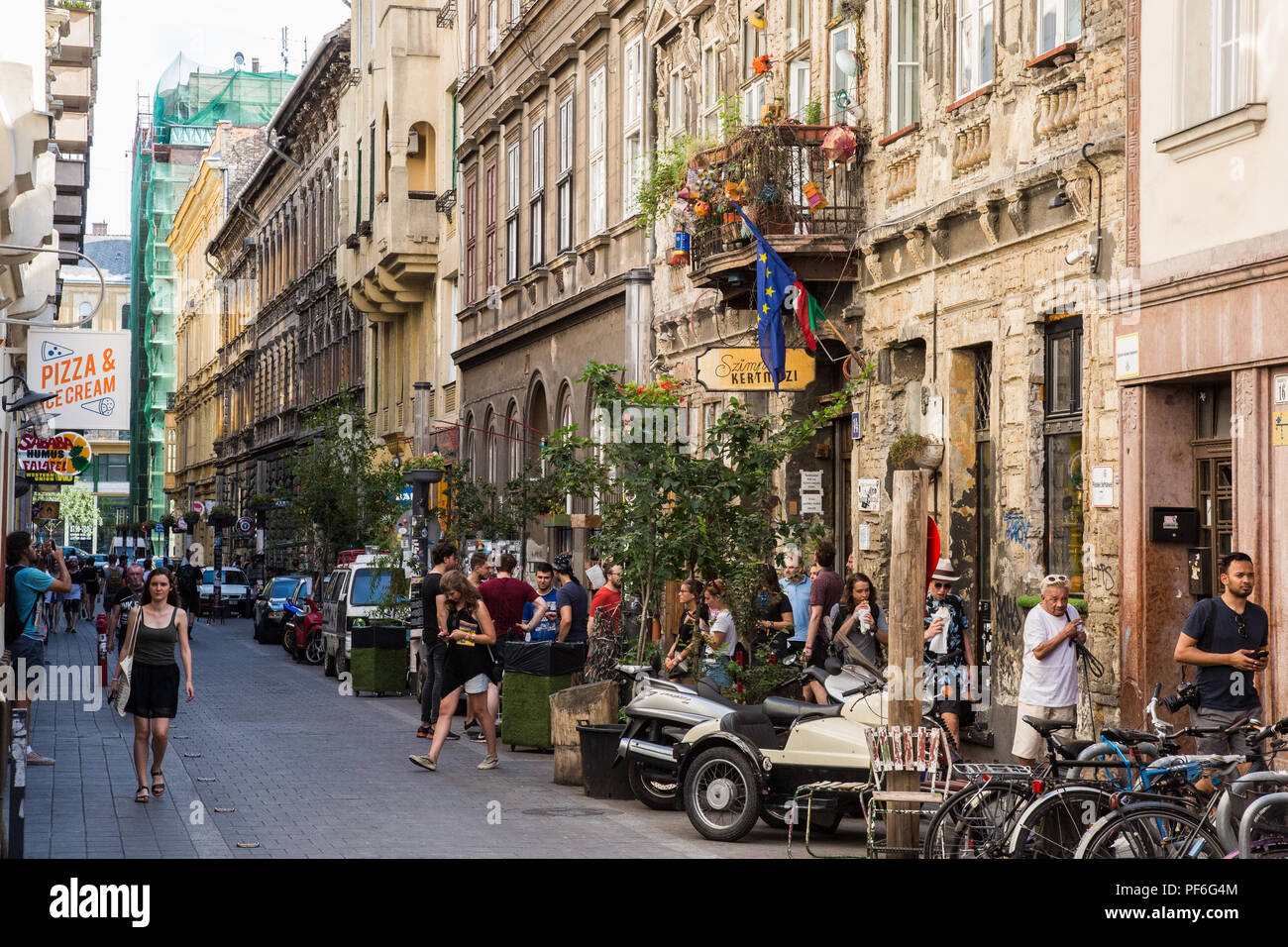 Budapest, Ungarn. 14. August 2018. Menschen versammelt, die außerhalb der Szimpla Kert in Kazinczy Straße, die besten - von vielen "Kneipen Ruine" in der Jüdischen qu bekannt Stockfoto