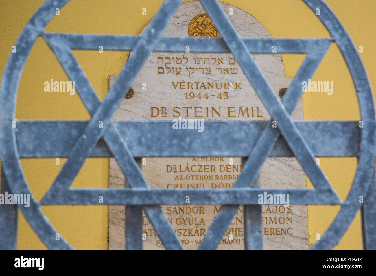 Budapest, Ungarn. 14. August 2018. Ein Gedenkstein durch einen Davidstern außerhalb der Großen Synagoge, oder Große Synagoge gesehen. Stockfoto