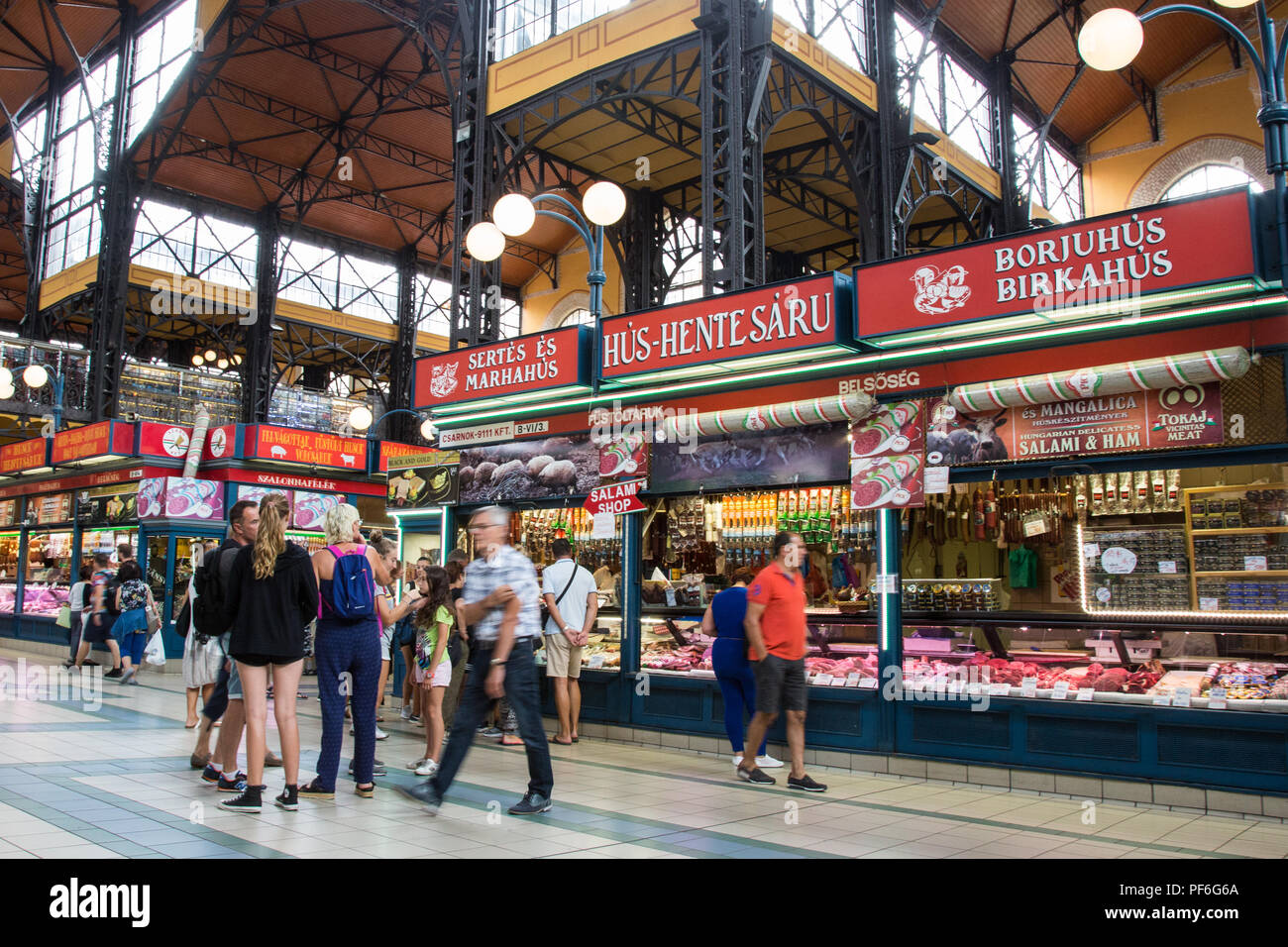 Budapest, Ungarn. 15 August, 2018. Käufer und Touristen logieren im neo-gotischen Nagyvásárcsarnok (Große Halle). Stockfoto