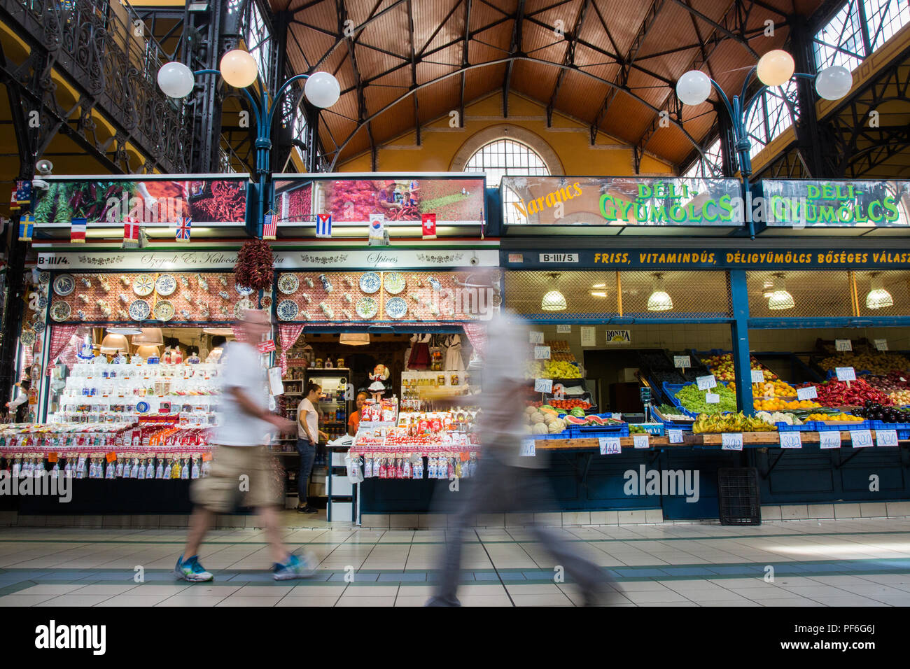 Budapest, Ungarn. 15 August, 2018. Käufer und Touristen logieren im neo-gotischen Nagyvásárcsarnok (Große Halle). Stockfoto