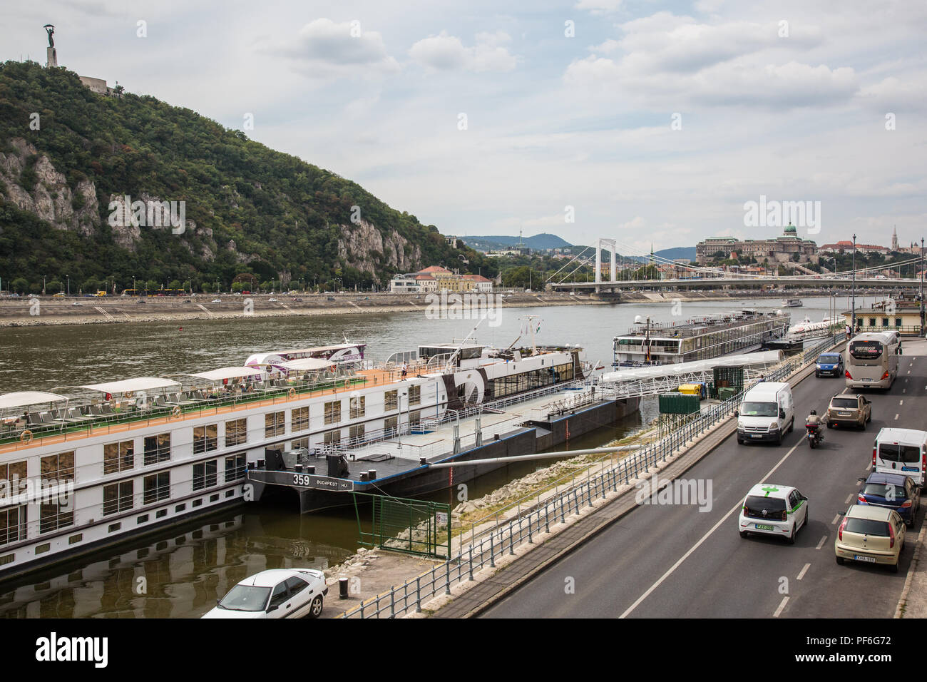 Budapest, Ungarn. 15 August, 2018. Ein Blick entlang der Donau in Richtung Gellért Berg (l) und Castle Hill (r). Stockfoto