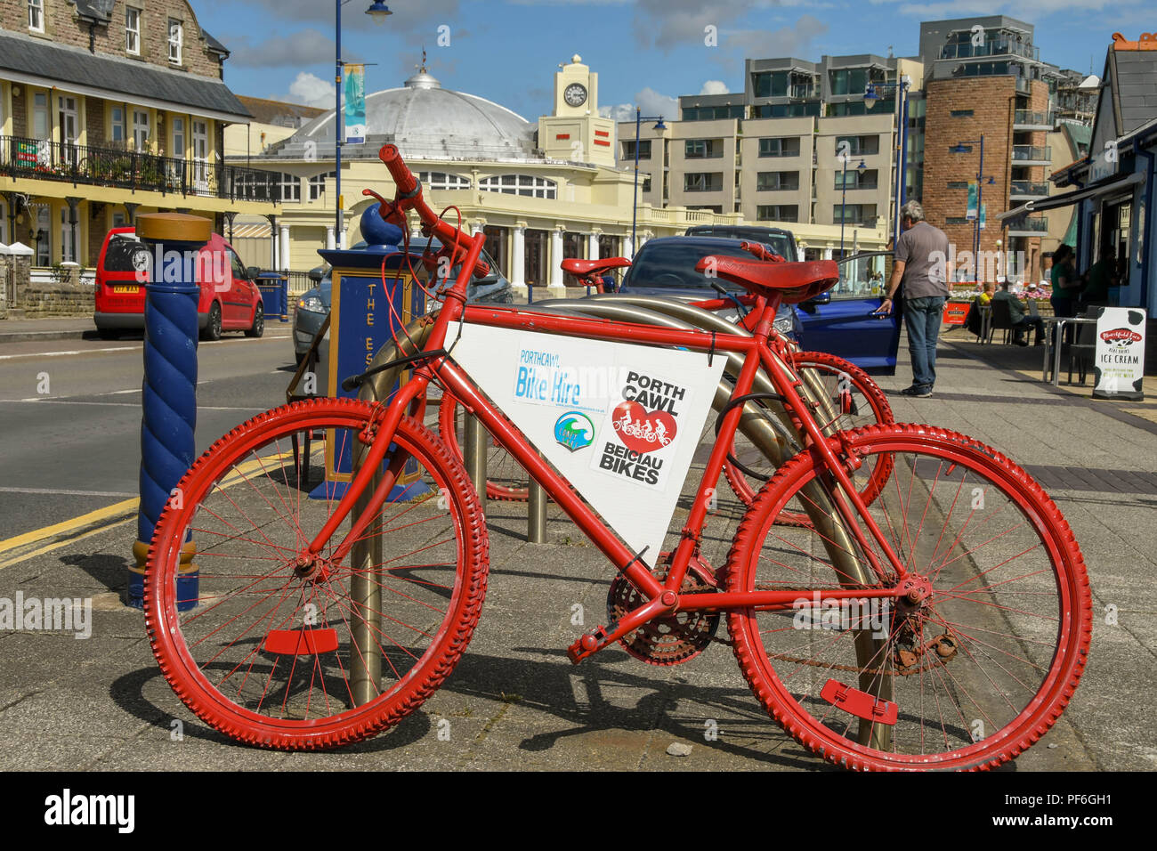 Rotes Fahrrad auf der Esplanade in Porthcawl Wales. Das