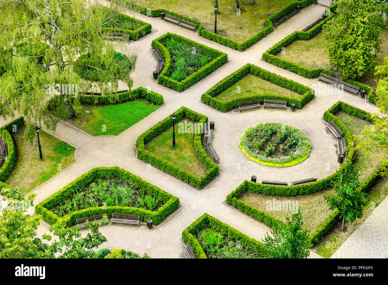 Landschaftsbau - Luftbild Blick auf den wunderschön angelegten öffentlichen City Park Stockfoto