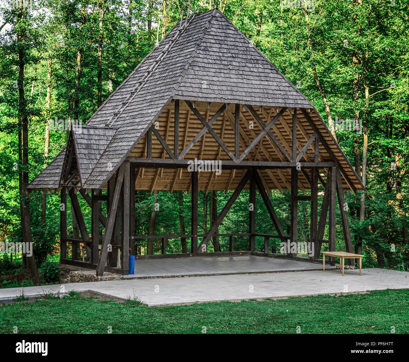 Pavillon oder Alkoven, um in den Wald zu entspannen. Stockfoto