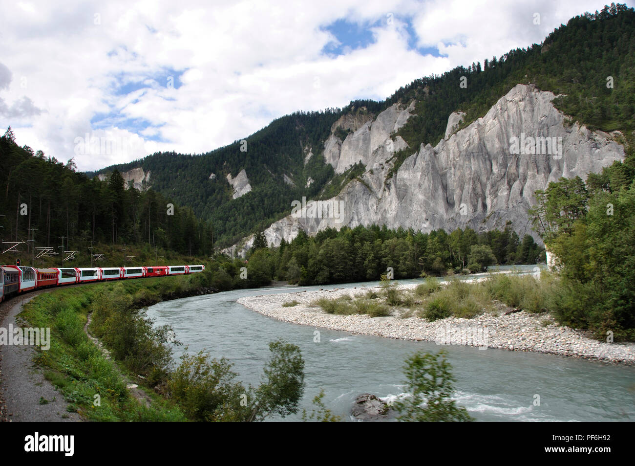Rhein-Valley: Der Glacier Express ist der Fahrt über die Schweizer Alpen von Zermatt aus über St. Moritz bis nach Chur Stockfoto