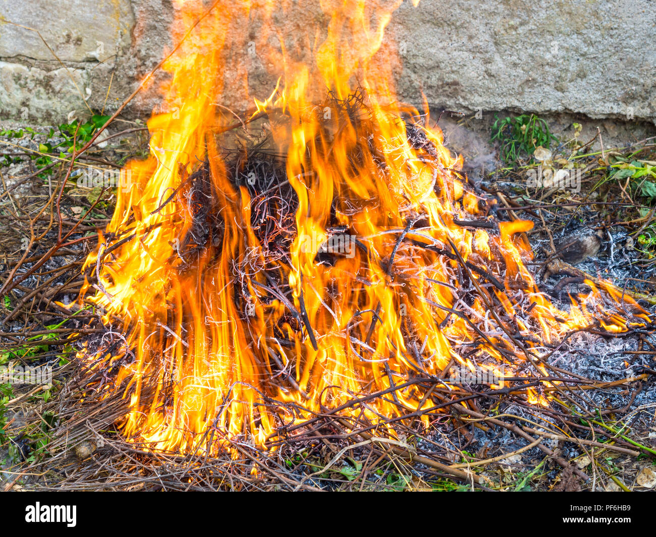 Burning rubbish Fotos und Bildmaterial in hoher Auflösung Alamy