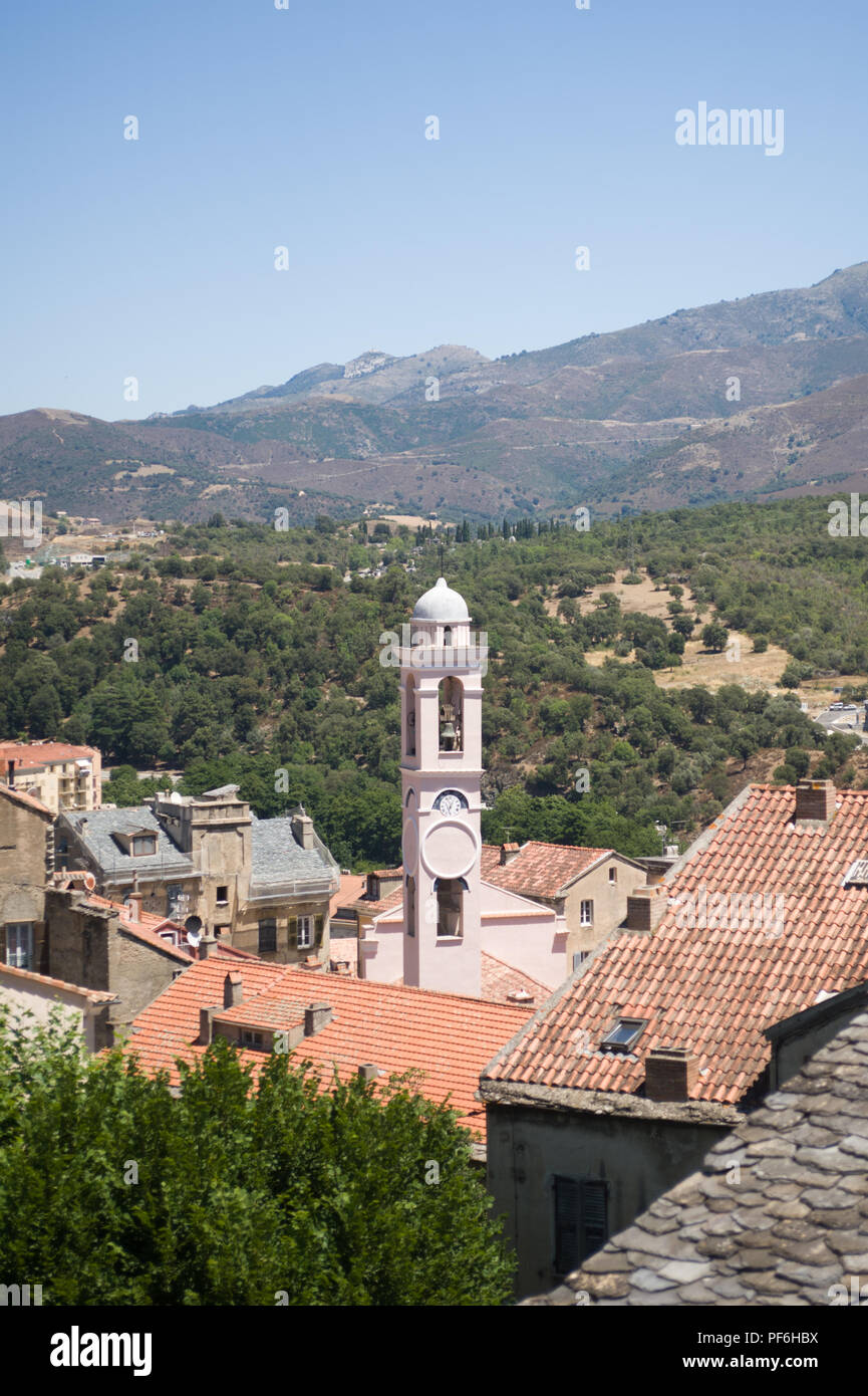 Ein Blick über die Altstadt mit dem Glockenturm der Verkündigungskirche, Corte, Korsika, Frankreich, Europa Stockfoto