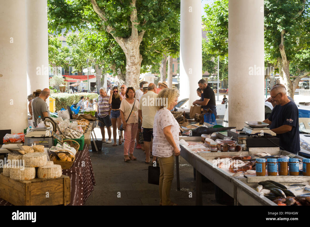 Die überdachte historischer Markt in L'Île-Rousse, Korsika, Frankreich, Europa Stockfoto