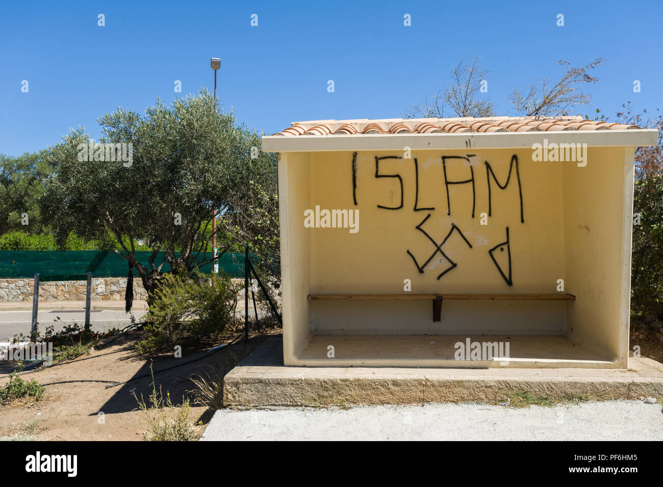 Islamische rassistische Graffiti an einer Bushaltestelle in L'Île-Rousse, Korsika, Frankreich, Europa Stockfoto