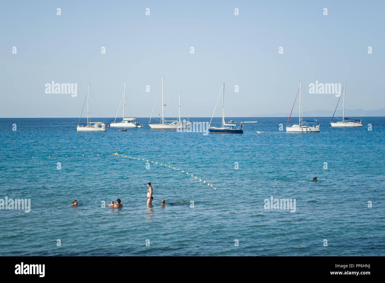 Touristen genießen einen Abend schwimmen in der Nähe der Marina in L'Île-Rousse, Korsika, Frankreich, Europa Stockfoto