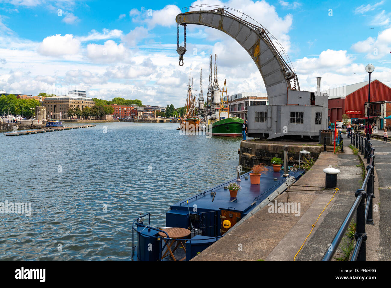 Eine alte Hafenkrans und Segelboote im Hafen von Bristol, UK. Stockfoto