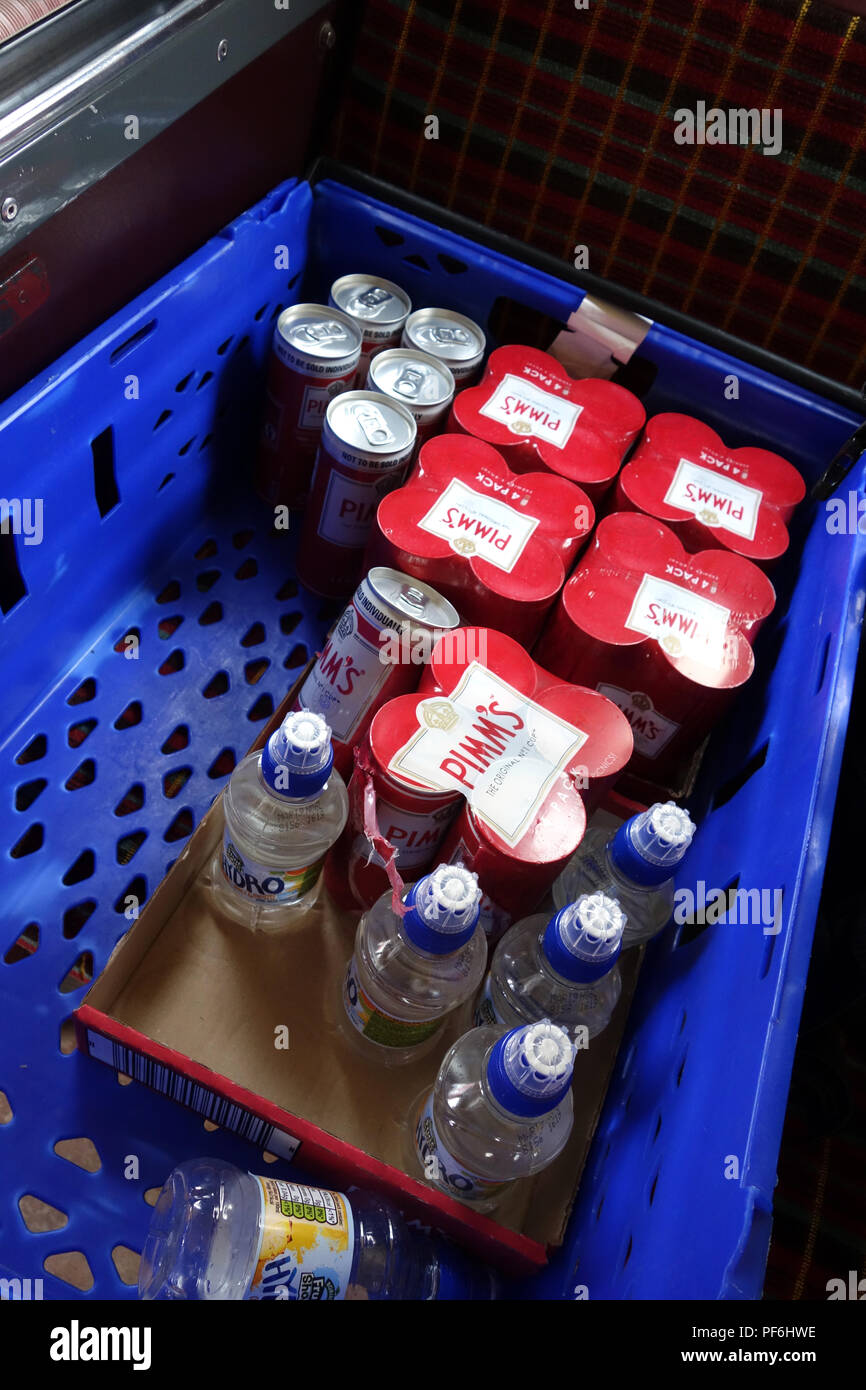 Dosen von gemischten Pimms Getränke und Soft Drinks auf einer Hochzeit Party Bus für Gäste Stockfoto