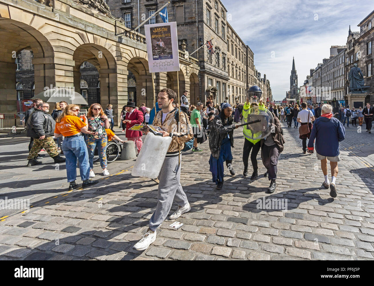 Jason und der Areonauts froup am Edinburgh Festival Fringe 2017 durchführend in der High Street Teil der Royal Mile in Edinburgh, Schottland Großbritannien Stockfoto