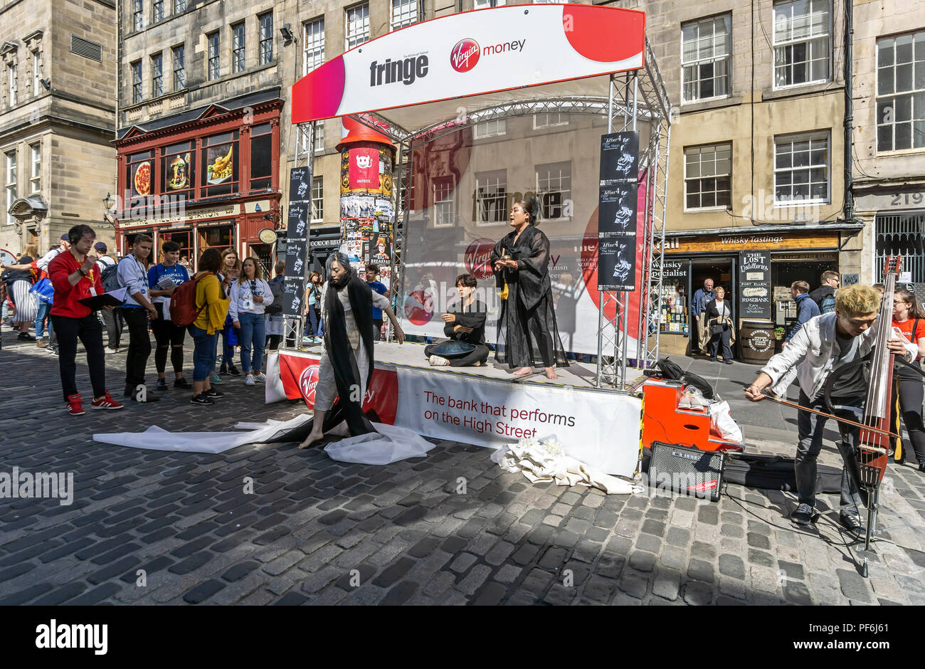 Nach 4 Über dem Mond Gruppe am Edinburgh Festival Fringe 2017 durchführend in der High Street Teil der Royal Mile in Edinburgh, Schottland Großbritannien Stockfoto