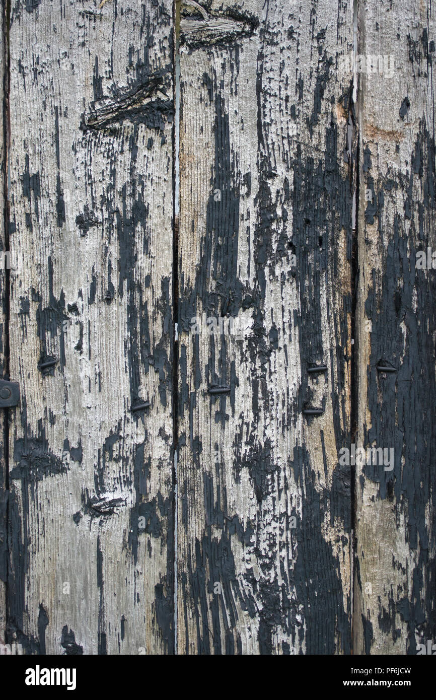 Grunge peeling abblätternde Farbe Schwarz auf Grau Holzbretter closeup Wallpaper Hintergrund Stockfoto