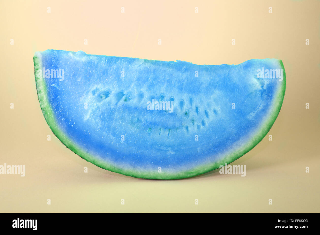 Blau Wassermelone Slice auf Studio Hintergrund. Blaue Früchte  Stockfotografie - Alamy