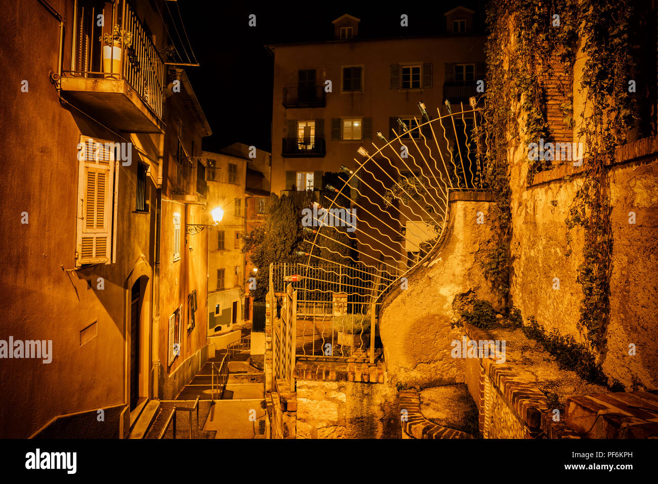 Altstadt - Vieille Ville in Nizza bei Nacht in Frankreich Stockfoto