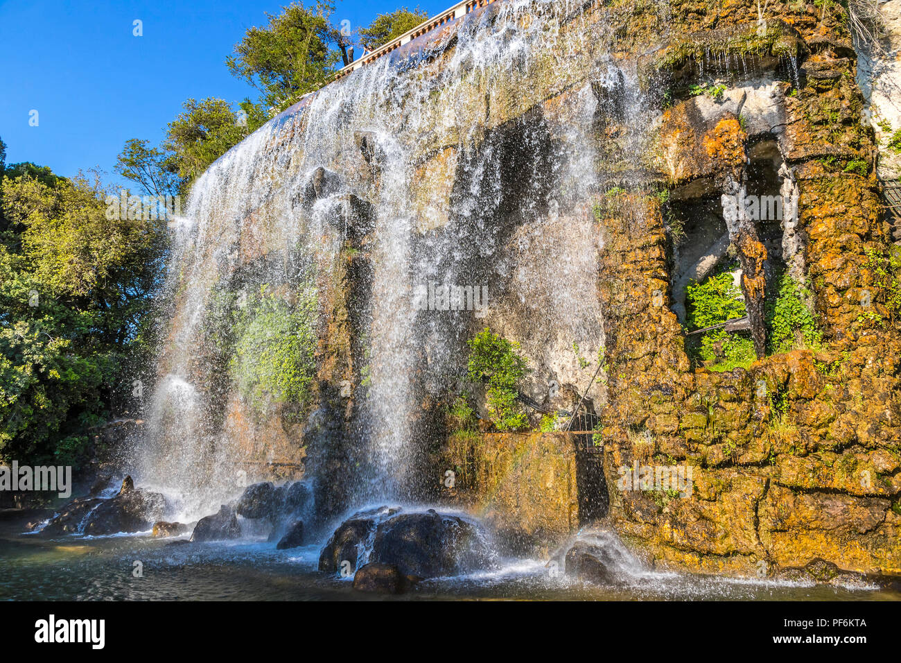 Malerischer Blick auf den Wasserfall in Castle Hill Park (Parc de la Colline du Château) in der Stadt Nizza, Côte d'Azur, Frankreich Stockfoto