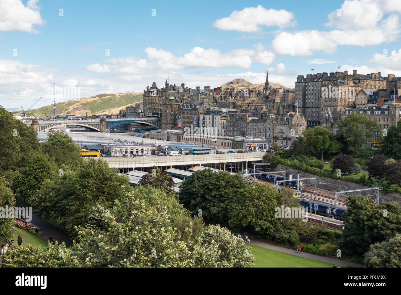 Der Bahnhof Edinburgh Waverley, Altstadt und Arthurs Seat, Edinburgh, Schottland, Großbritannien Stockfoto