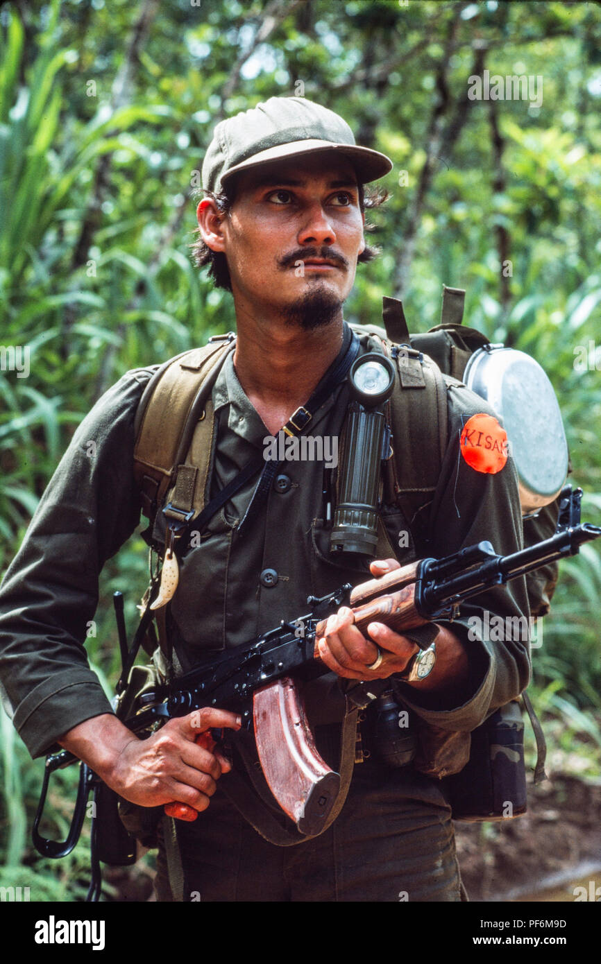 Kisan Anti-Sandinista rebellieren Miskito Inder Contras Vorbereitung einer Razzia über die honduranische Grenze in Nicaragua, Juli 1986 Stockfoto