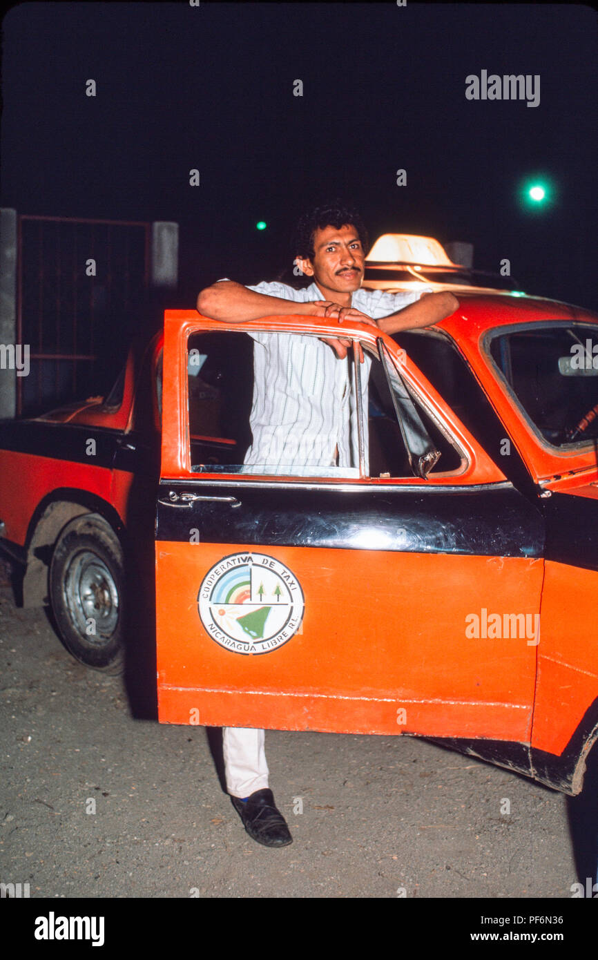 Managua, Nicaragua, Wahlen, Feb 1990; ein Taxifahrer warten auf Kunden. Stockfoto