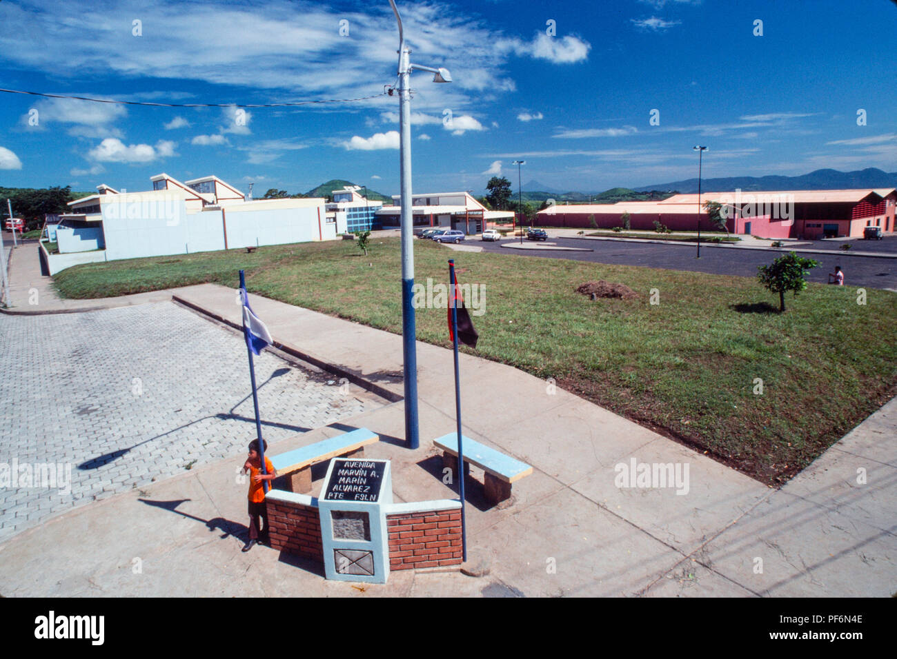 Managua, Nicaragua, Juli 1981; ein Denkmal für die FSLN narional Held auf den Ort, wo er in der Straße getötet wurde Somoza 1979 zu stürzen. Stockfoto