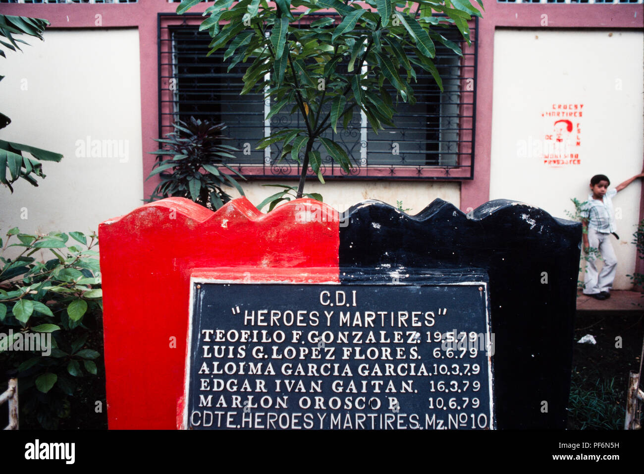 Managua, Nicaragua, Juli 1981; ein Denkmal für die FSLN narional Held auf den Ort, wo er in der Straße getötet wurde Somoza 1979 zu stürzen. Stockfoto